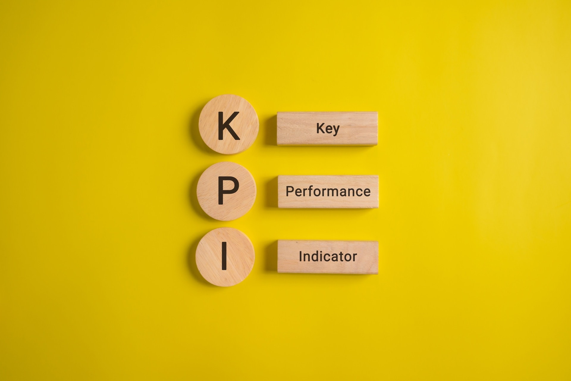 Επιχειρηματίας αναλύει KPIs και δείκτες απόδοσης σε dashboard